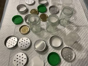 Geruchsdosen fürs Spürhundetraining aus verschiedenen Materialien. Ein Teil des Trainings vom Jagdhund zum Artenspürhund.