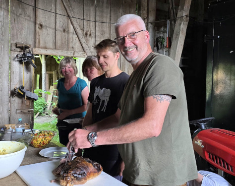 Zubereitungsteam für das Abendessen / Wildschweinkeulen